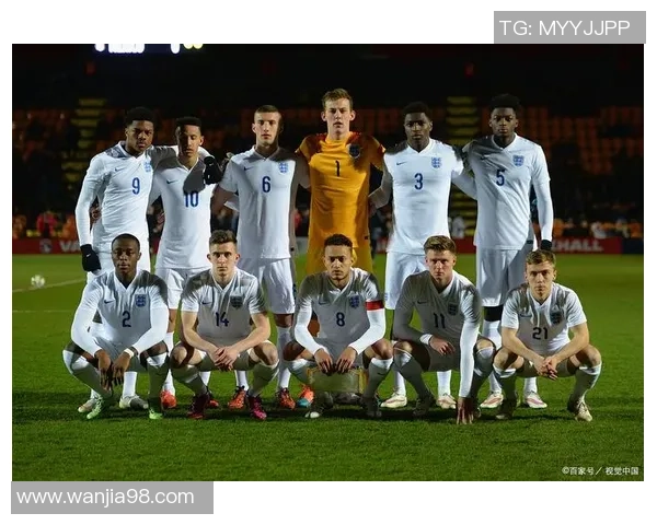 国际足球明星齐聚一堂热情鼓掌展现团结精神与友谊风采